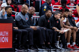 Kenny Payne, Bench Louisville vs. Pittsburgh 1-18-2023 Photo by William Caudill, TheCrunchZone.com