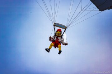 Louie the Cardinal, Parachute, Skydiving, Louisville vs. Murray State 9-7-2023, Photo by William Caudill, TheCrunchZone.com