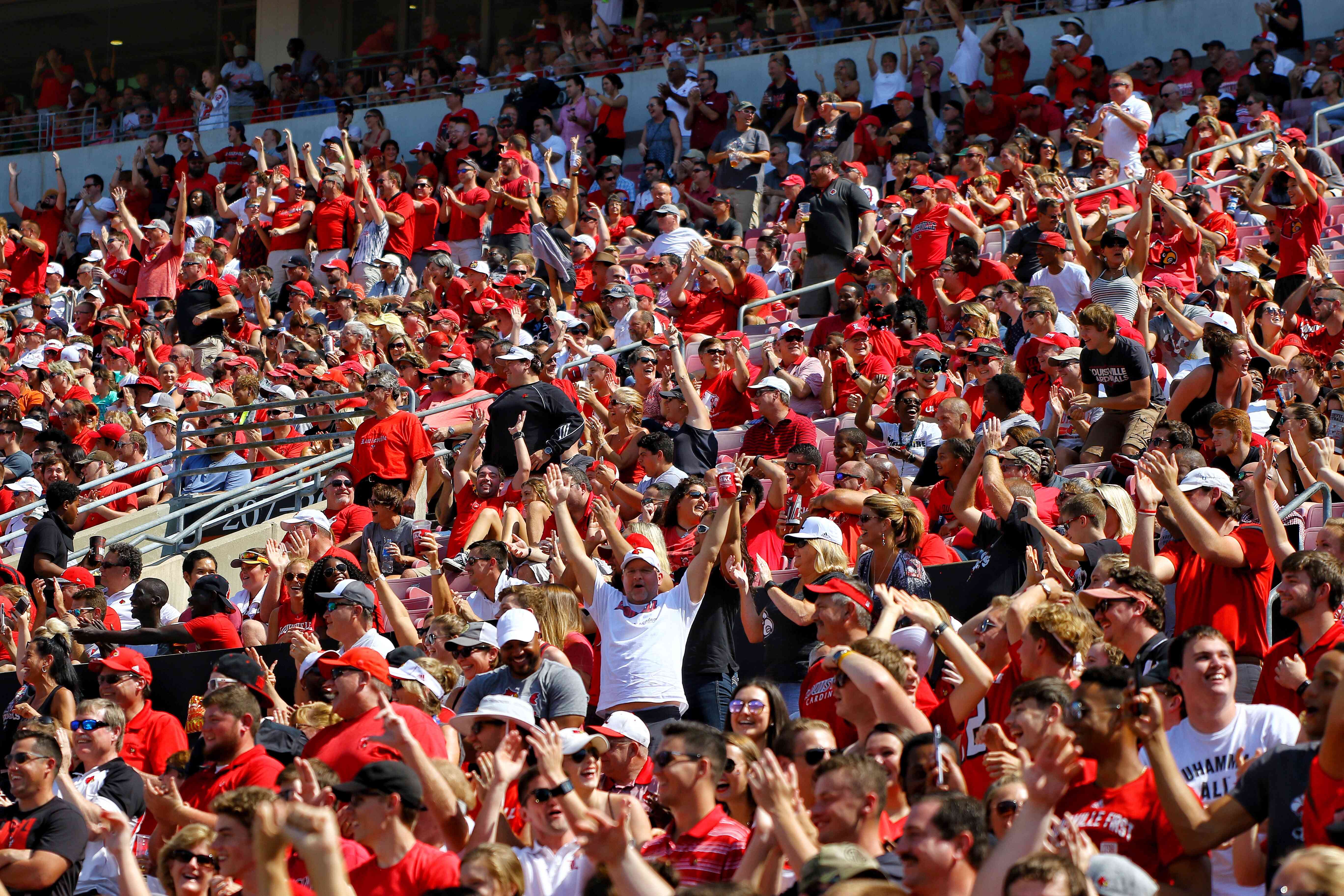Fans Louisville Football vs. Kent State 9-23-2017 Photo by William Caudill, TheCrunchZone.com