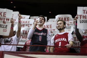 Fan Louisville vs. Indiana 12-8-2018 Photo by Nancy Hanner, TheCrunchZone.com